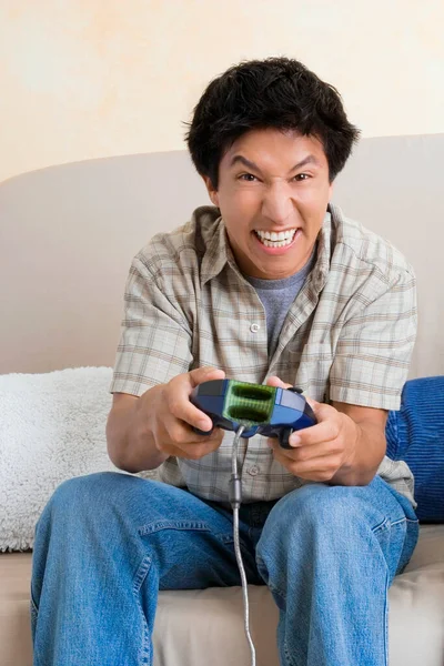 Hombre Jugando Videojuegos Teléfono Inteligente — Foto de Stock