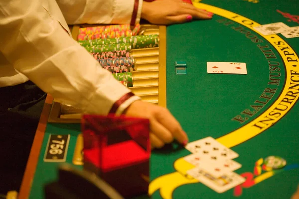 Vista Ángulo Alto Trabajador Del Casino Jugando Blackjack Las Vegas —  Fotos de Stock