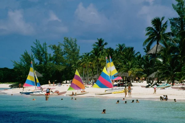 Barevné Plachty Pláži Ostrov Pokladů Abaco Bahamy — Stock fotografie