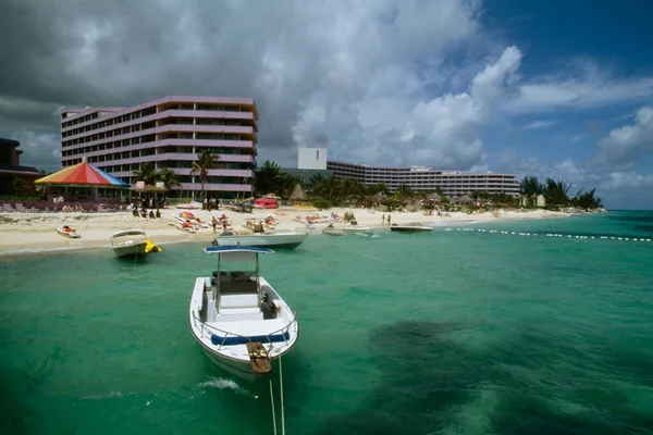 巴哈马拿骚水晶宫酒店和海滩侧视图 — 图库照片