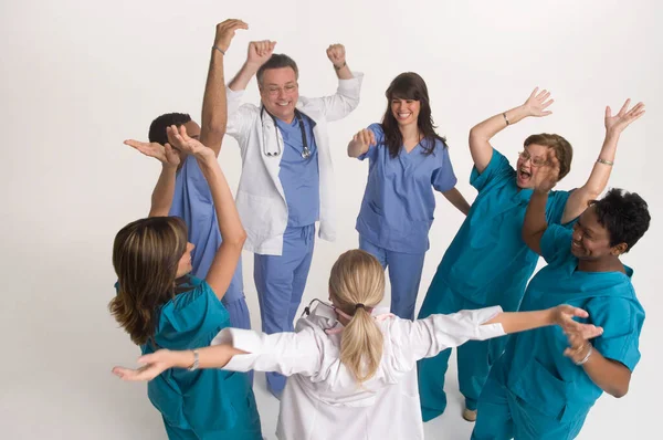병원에 일단의 의사와 간호사들 — 스톡 사진
