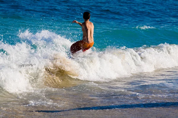 Άνθρωπος Surfing Κύματα Στην Παραλία — Φωτογραφία Αρχείου