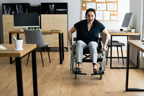 Niepełnosprawna Bizneswoman Wózku Inwalidzkim Pracy — Zdjęcie stockowe