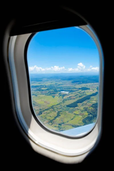 Uçağın Kanadı Pencerenin Üzerinde Uçuyor — Stok fotoğraf