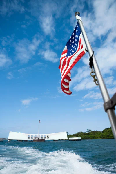 Bandera Americana Ondeando Con Edificio Conmemorativo Segundo Plano Pearl Harbor — Foto de Stock