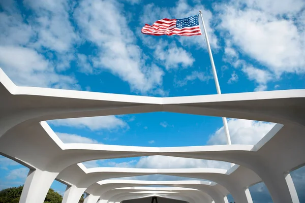 Vista Bajo Ángulo Una Bandera Estadounidense Que Fluye Sobre Edificio — Foto de Stock