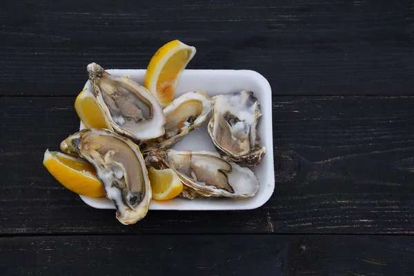 Nahaufnahme Portion Frisch Geöffneter Roher Saftiger Austern Mit Zitronenkeilen Auf — Stockfoto