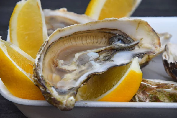 Nahaufnahme Einer Portion Frisch Geöffneter Roher Saftiger Austern Mit Zitronenkeilen — Stockfoto