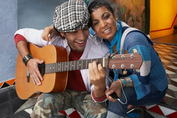 Young Couple Love Playing Guitar — Stock Photo, Image