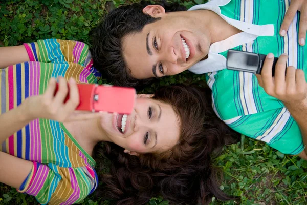 Young Couple Lying Grass Looking Camera — Stock Photo, Image