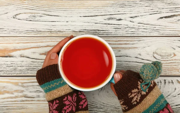 Close Zwei Frauenhände Halten Und Umarmen Große Volle Tasse Schwarzen — Stockfoto