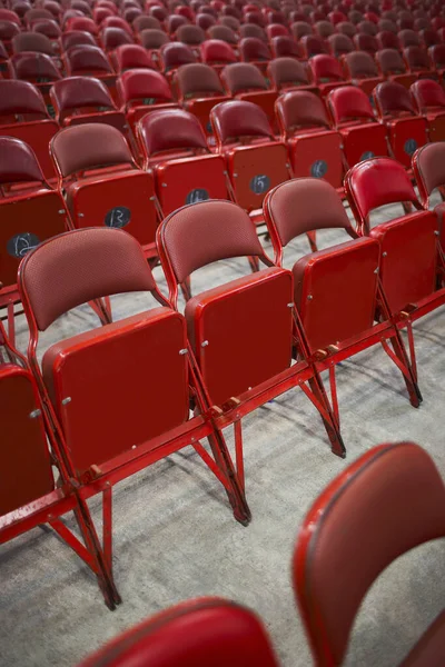 Lege Rode Stoelen Een Rij — Stockfoto