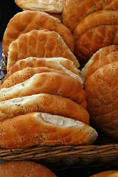 Großaufnahme Mehrerer Frischer Fladenbrote Auf Dem Einzelhandelsdisplay Des Bäckereigeschäfts Blick — Stockfoto