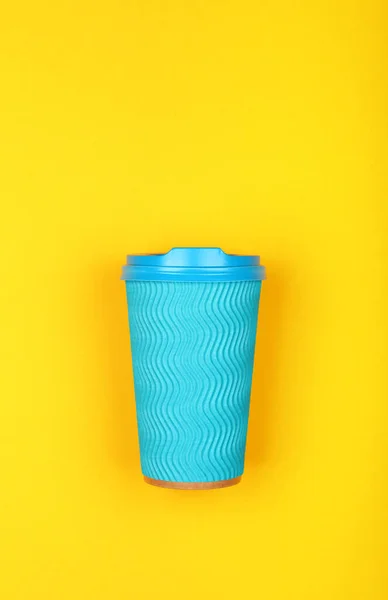 Close Een Gekrompen Wegwerp Pastel Blauw Papier Afhaalkoffie Kopje Levendige — Stockfoto