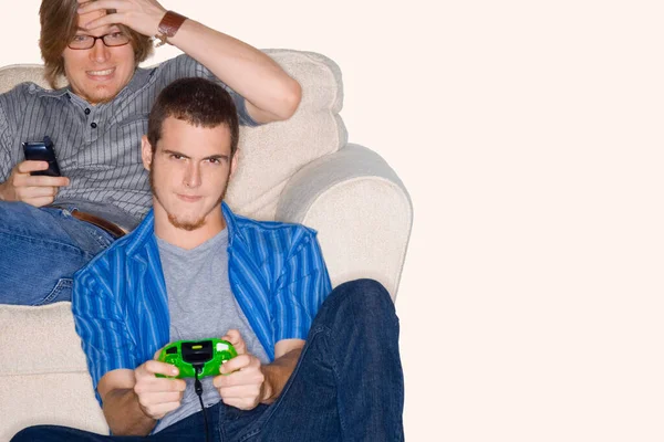 Jongeman Spelen Video Game Met Een Andere Jongeman Met Behulp — Stockfoto