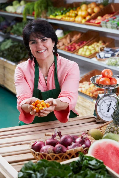 Frau Kauft Obst Auf Dem Markt — Stockfoto