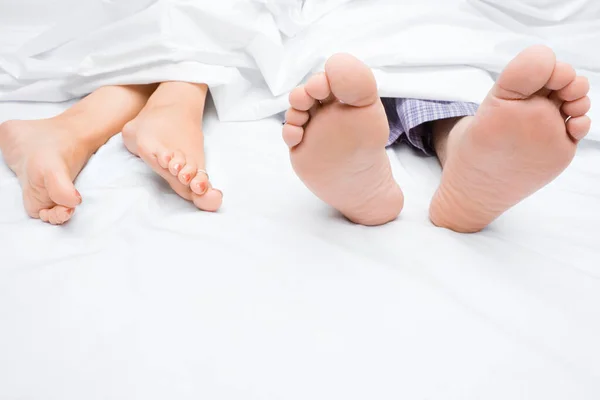 Piedi Una Giovane Coppia Sdraiata Sul Letto — Foto Stock