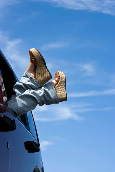 Frau Mit Kaputtem Auto Himmel — Stockfoto