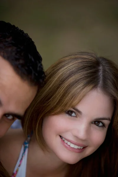 Retrato Jovem Casal Olhando Para Outro — Fotografia de Stock