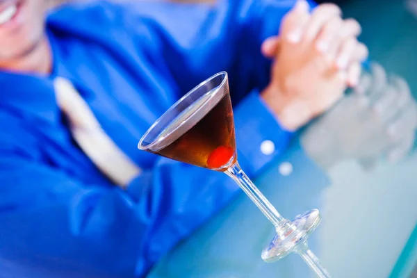 Cierre Una Copa Martini Mostrador Bar — Foto de Stock