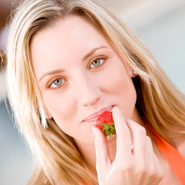 Portræt Smuk Blondine Kvinde Der Spiser Jordbær - Stock-foto