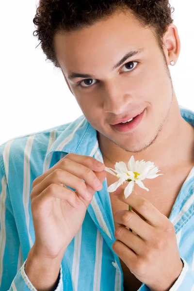 Portret Van Een Jonge Man Die Bloemblaadjes Van Een Bloem — Stockfoto