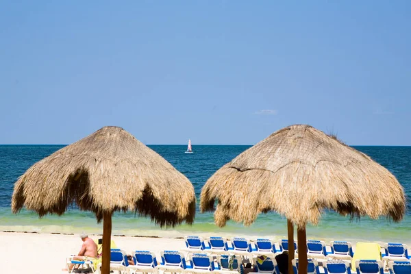 Schöner Strand Mit Sonnenschirmen Und Liegestühlen Sandstrand — Stockfoto