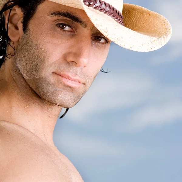 Potret Seorang Pria Tampan Dengan Topi Jerami Pantai — Stok Foto