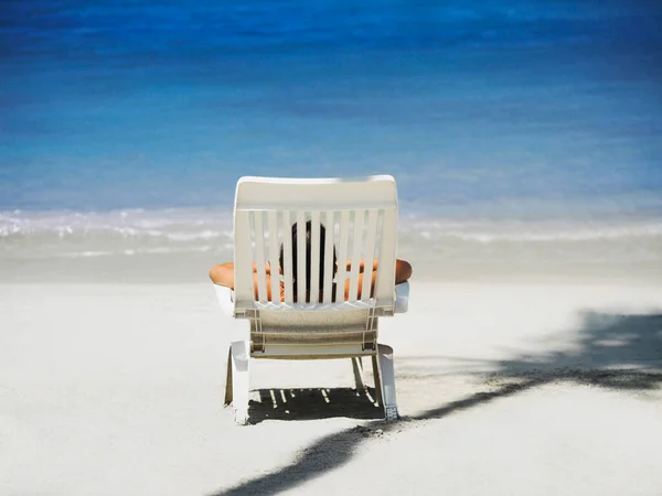 Sedia Sdraio Con Ombrellone Sulla Spiaggia Sabbiosa — Foto Stock