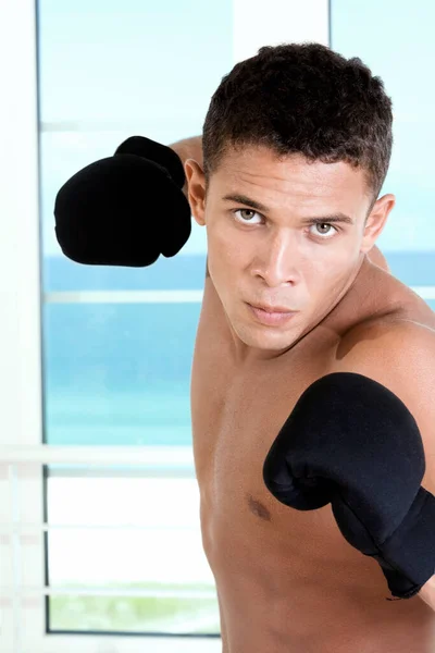 一个戴着拳击手套的年轻人的画像 — 图库照片