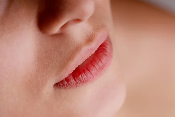 Close Van Een Jonge Vrouw Met Rode Lippen — Stockfoto