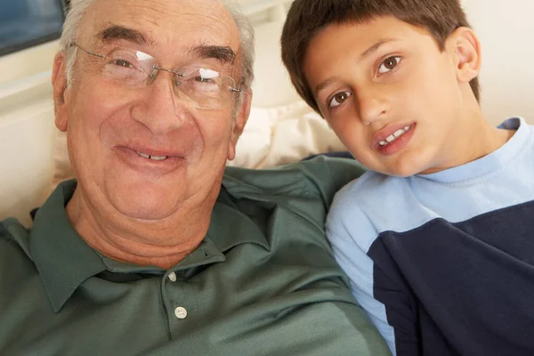Ritratto Nonno Che Sorride Con Nipote — Foto Stock