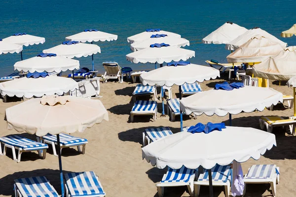 Deniz Kıyısında Güzel Plaj Sandalyeleri Şemsiyeler — Stok fotoğraf