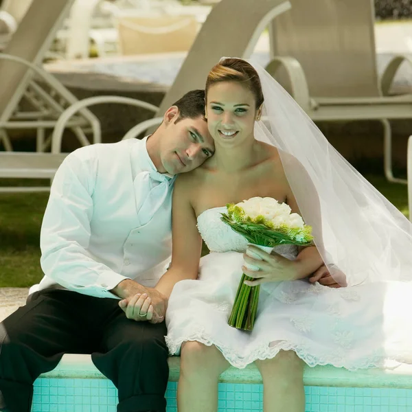 Portrait Couple Nouvellement Marié Assis Bord Piscine — Photo