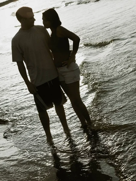 Casal Andando Praia — Fotografia de Stock