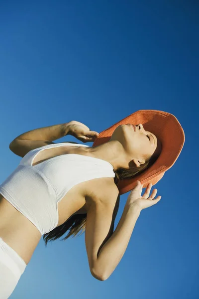 Γυναίκα Καπέλο Και Γυαλιά Ηλίου Ψάθινο Καπέλο — Φωτογραφία Αρχείου