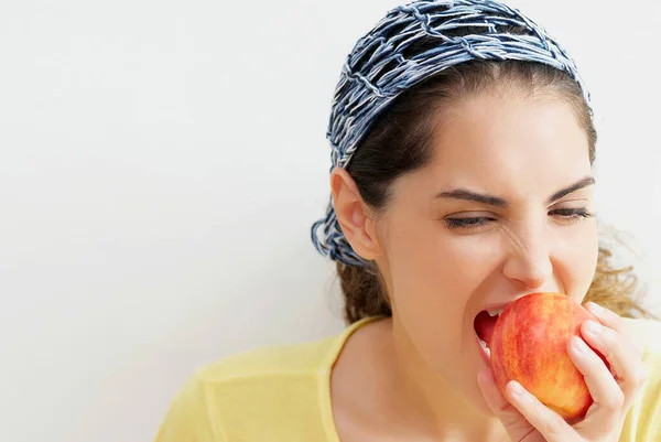 Wanita Muda Makan Apel — Stok Foto