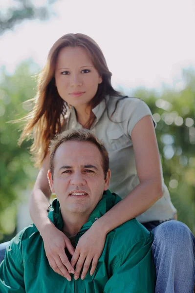 Jong Paar Liefde Knuffelen Kussen Het Gras — Stockfoto