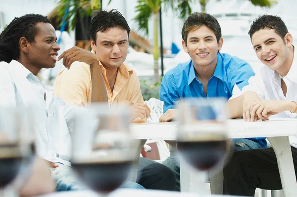 Gruppe Junger Leute Sitzt Park — Stockfoto