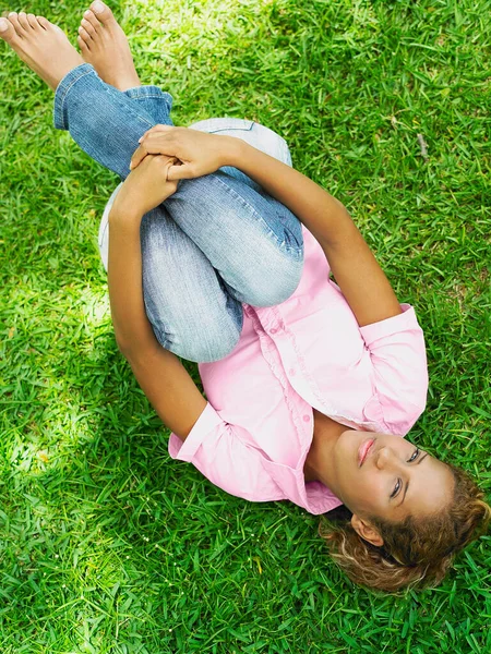 Beautiful Young Woman Lying Grass Looking Camera — Stock Photo, Image