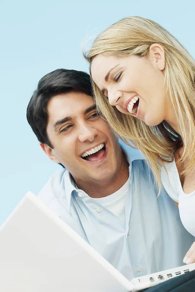 Young Couple Laptop Tablet Computer — Stock Photo, Image