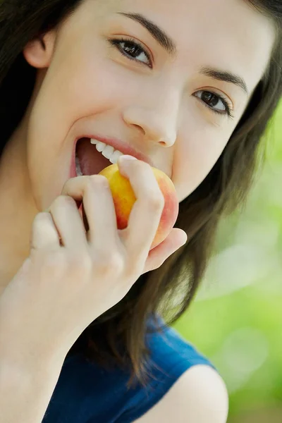 Close Portrait Young Woman Eating Banana — Stock Photo, Image