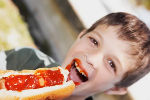 Niño Comiendo Pizza Casa —  Fotos de Stock