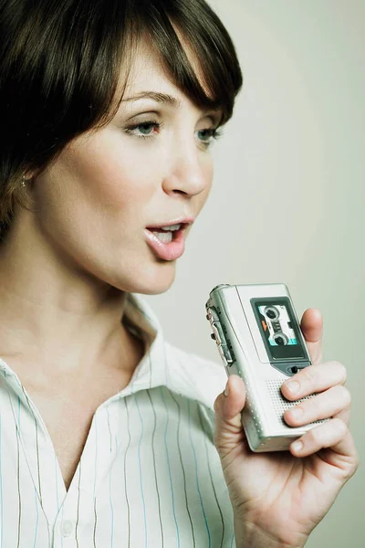 Primo Piano Una Donna Possesso Telefono — Foto Stock