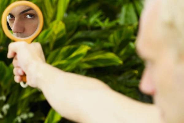 Jovem Com Olhos Verdes Olhando Através Lupa — Fotografia de Stock