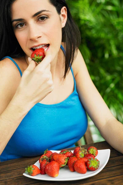 Mujer Joven Comiendo Fresas Sonriendo — Foto de Stock