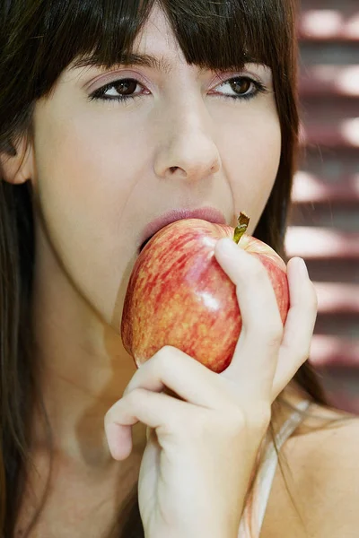 Close Van Een Jonge Vrouw Eten Apple — Stockfoto