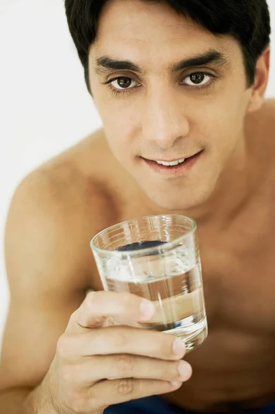 Närbild Ung Man Som Håller Ett Glas Vatten — Stockfoto