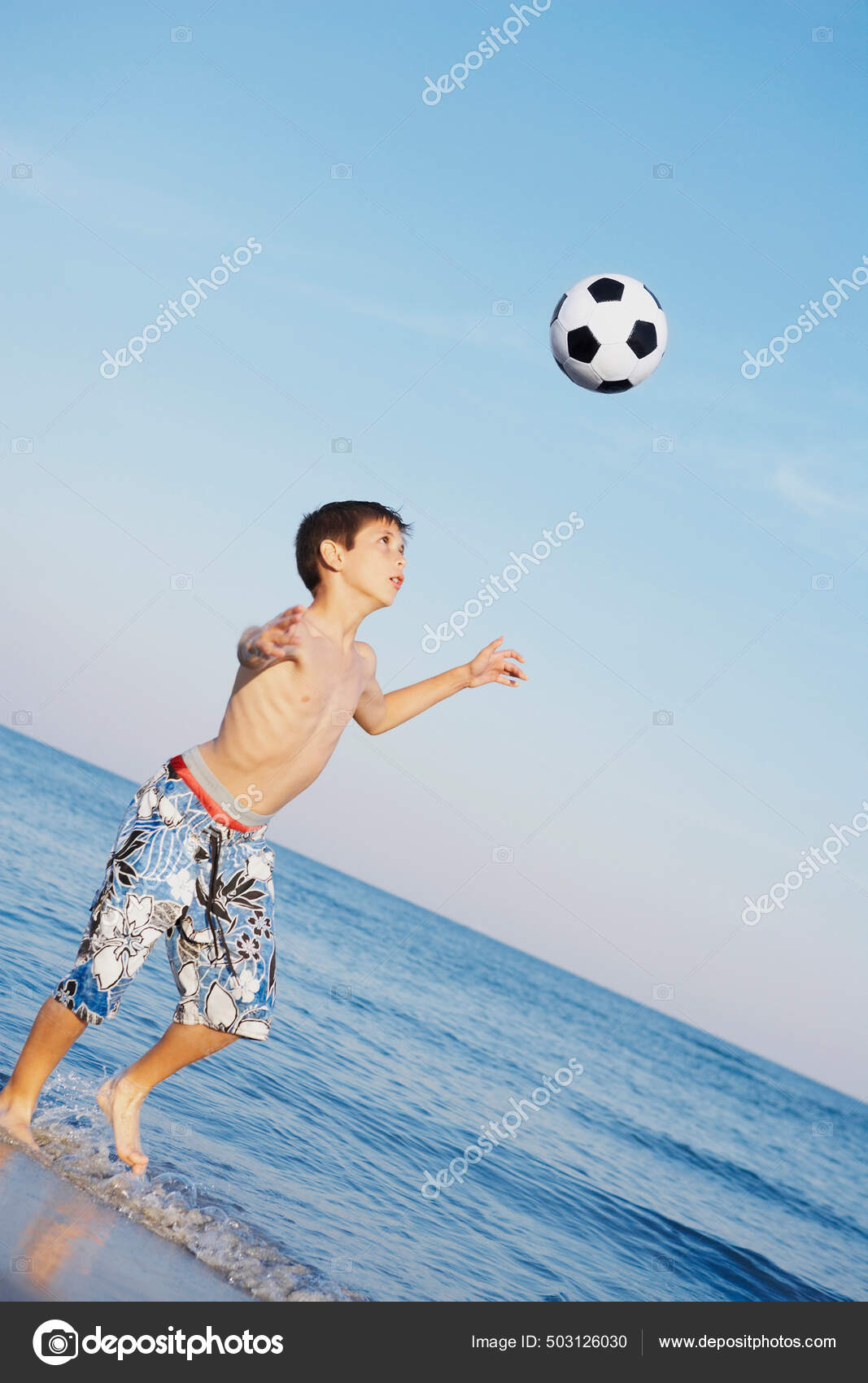 Мальчик Играет Футбол Пляже Стоковое Фото ©PantherMediaSeller.