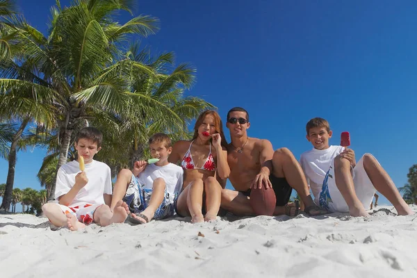 Família Feliz Praia — Fotografia de Stock